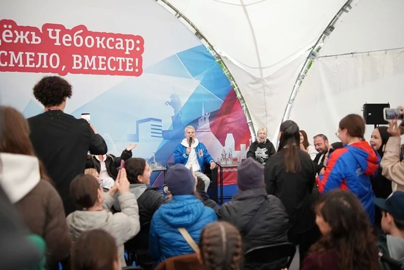 В Чувашии сотрудники полиции обсудили вопросы цифровой безопасности на встрече с популярными блогерами в рамках тура ТопФест В Чувашии сотрудники полиции обсудили вопросы цифровой безопасности на встрече с популярными блогерами в рамках тура ТопФест