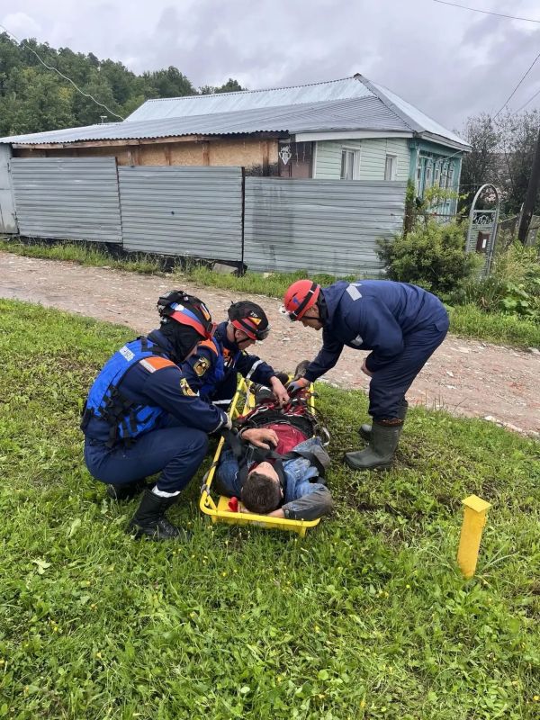 Спасатели оказали помощь пострадавшему в Берендеевском лесу Спасатели оказали помощь пострадавшему в Берендеевском лесу