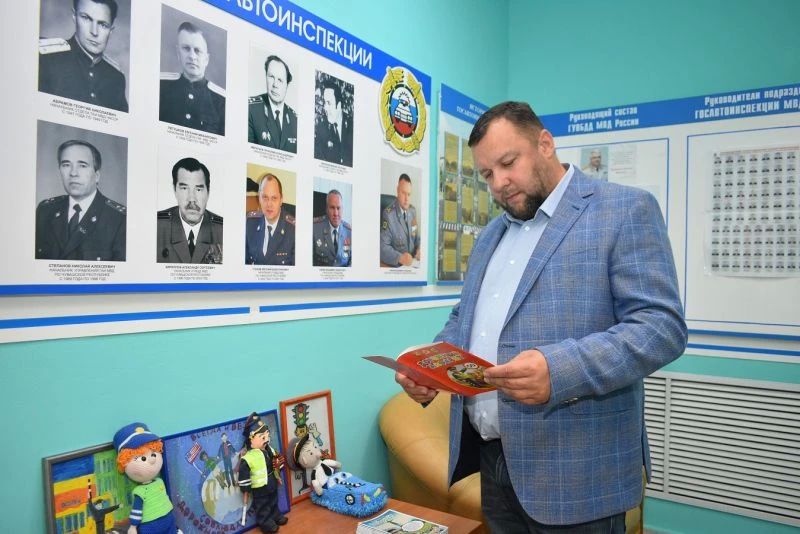 В Чувашии в рамках акции «Гражданский мониторинг» работу подразделения, оказывающего государственные услуги, оценил представитель Общественного совета при МВД Российской Федерации Алексей Трифонов В Чувашии в рамках акции «Гражданский мониторинг» работу подразделения, оказывающего государственные услуги, оценил представитель Общественного совета при МВД Российской Федерации Алексей Трифонов