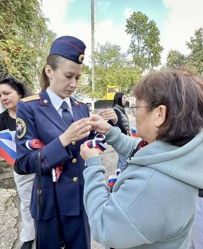 Сотрудники следственного управления отметили День Государственного флага Российской Федерации Сотрудники следственного управления отметили День Государственного флага Российской Федерации
