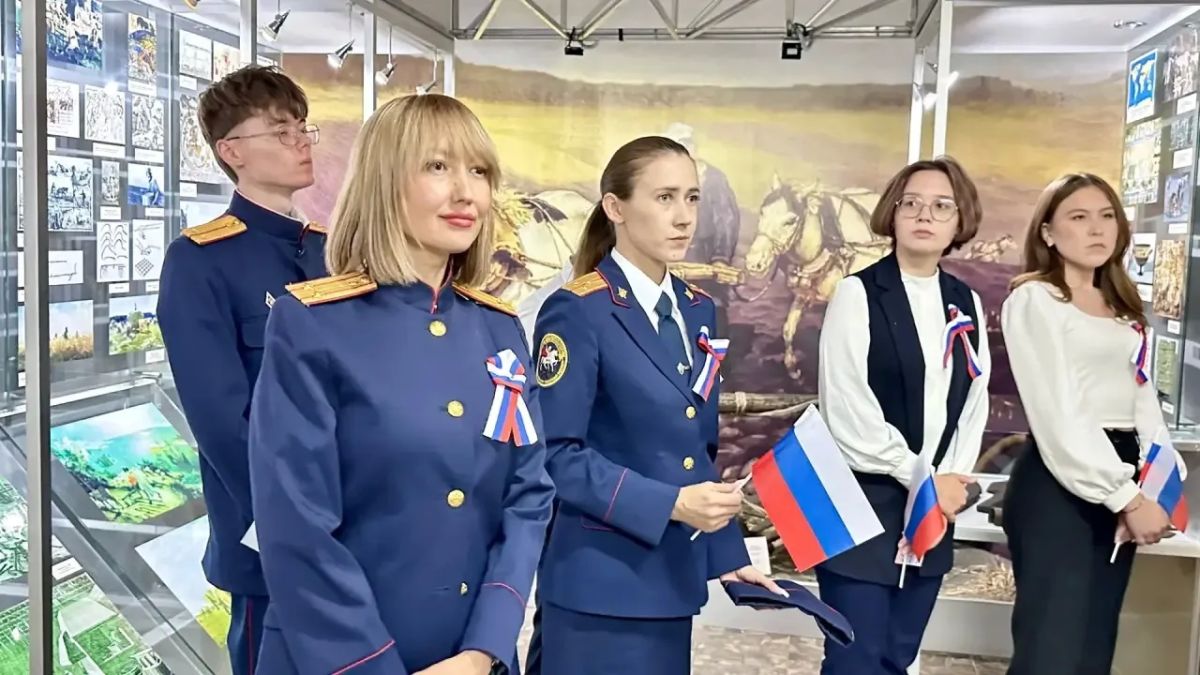 Сотрудники следственного управления отметили День Государственного флага Российской Федерации Сотрудники следственного управления отметили День Государственного флага Российской Федерации