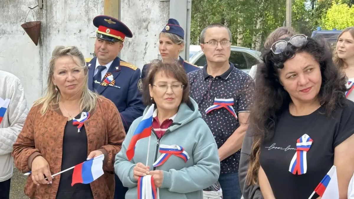 Сотрудники следственного управления отметили День Государственного флага Российской Федерации Сотрудники следственного управления отметили День Государственного флага Российской Федерации