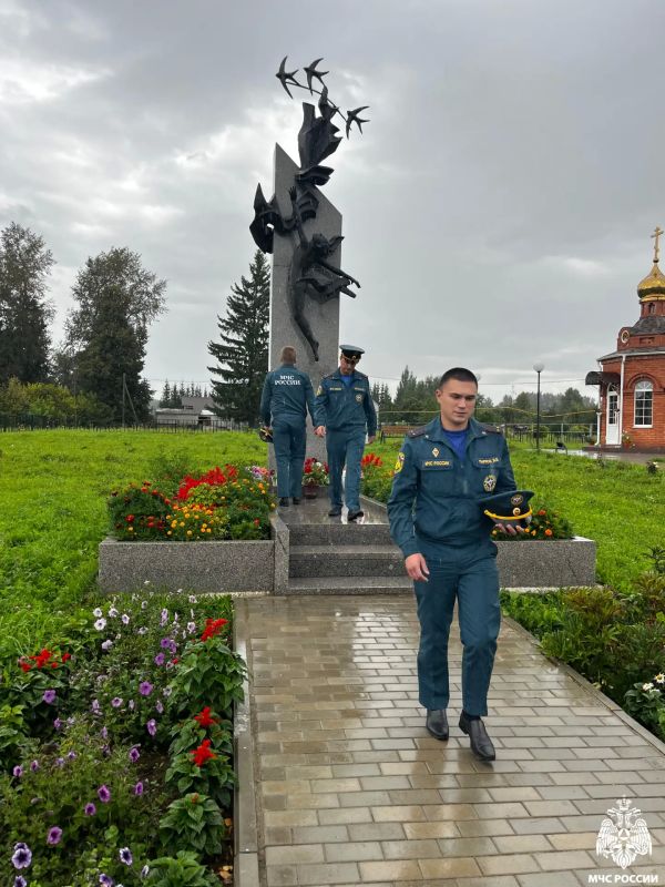 Связь поколений: молодые сотрудники МЧС России почтили память жертв Эльбарусовской трагедии Связь поколений: молодые сотрудники МЧС России почтили память жертв Эльбарусовской трагедии