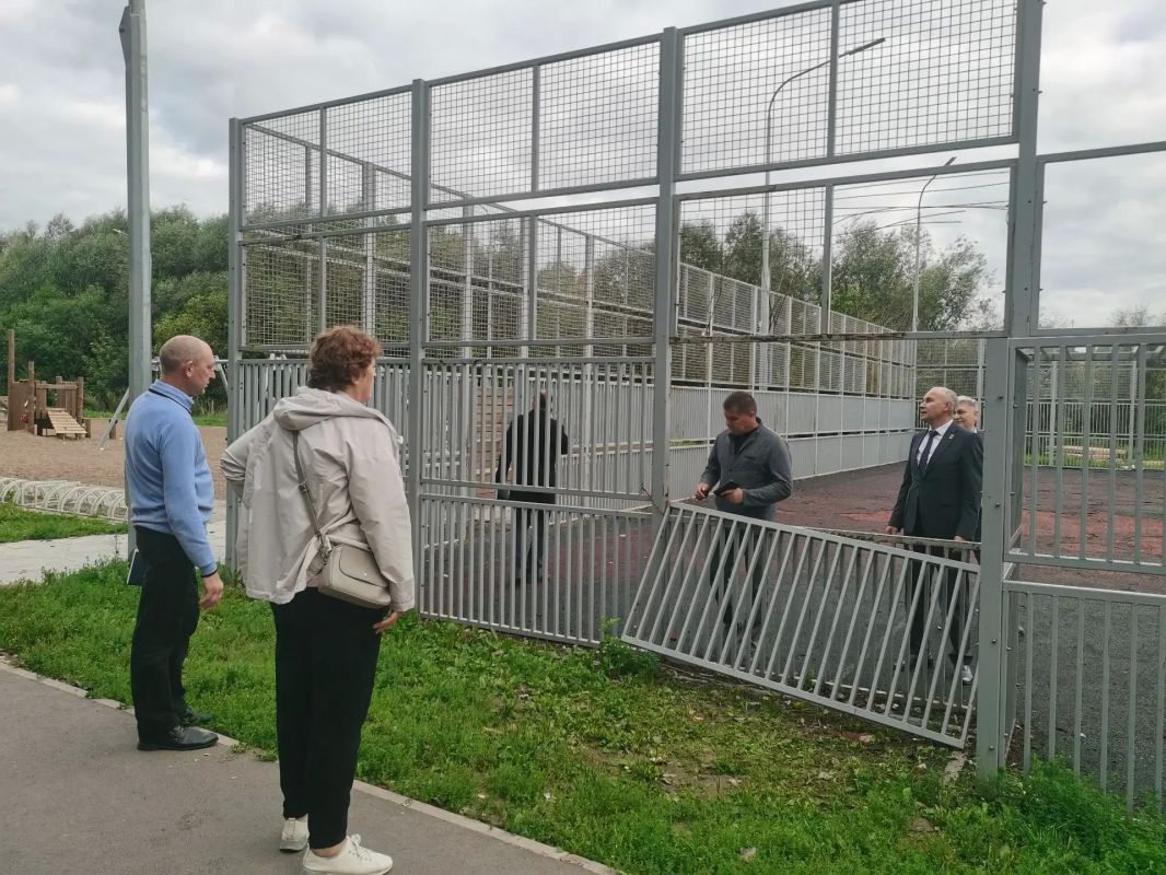 Рабочий день сегодня начался с проверки состояния детских площадок рядом с Соборной Площадью Рабочий день сегодня начался с проверки состояния детских площадок рядом с Соборной Площадью