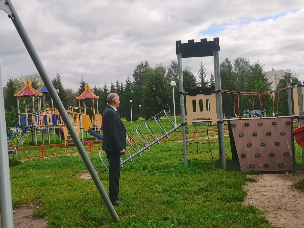 Рабочий день сегодня начался с проверки состояния детских площадок рядом с Соборной Площадью Рабочий день сегодня начался с проверки состояния детских площадок рядом с Соборной Площадью