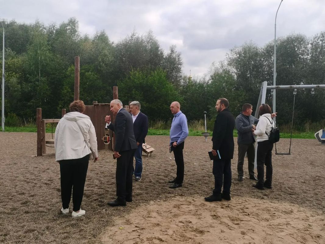 Рабочий день сегодня начался с проверки состояния детских площадок рядом с Соборной Площадью Рабочий день сегодня начался с проверки состояния детских площадок рядом с Соборной Площадью
