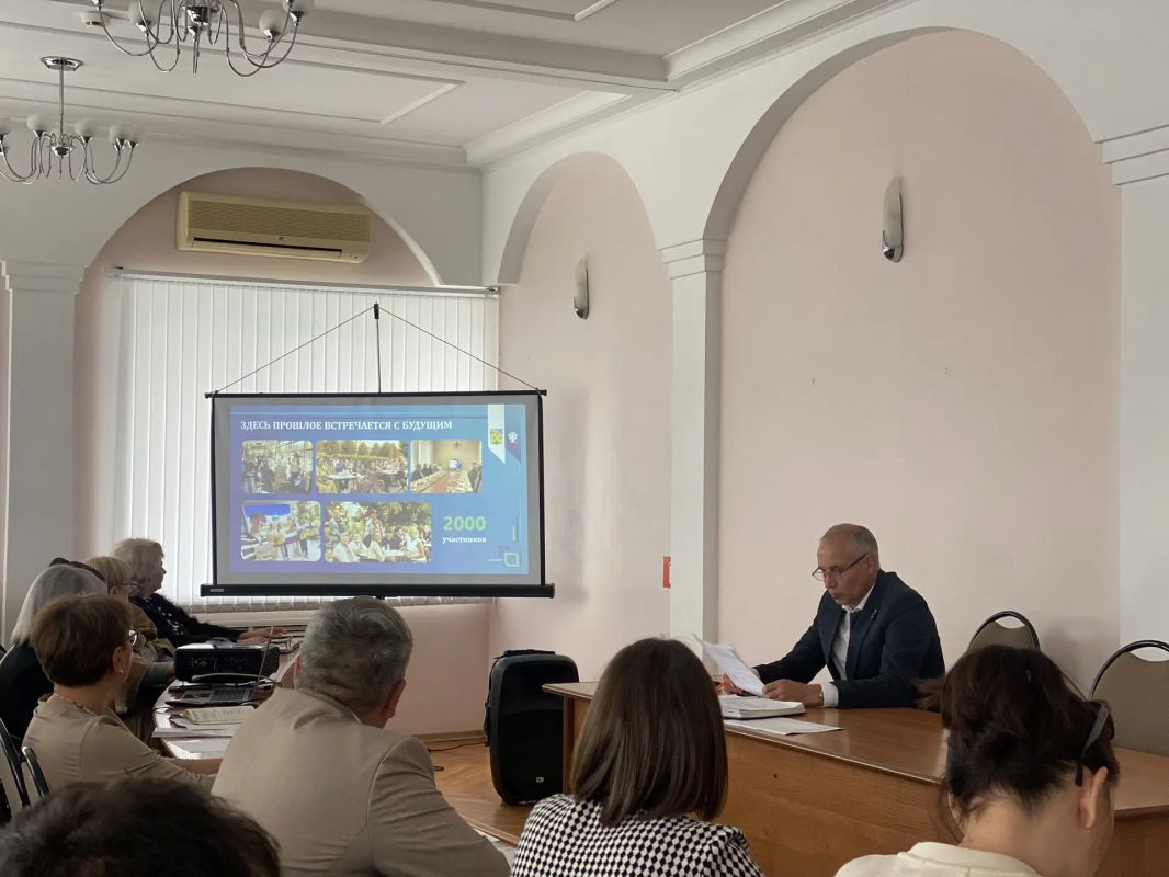 Провел еженедельную планёрку с руководителями структурных подразделений Провел еженедельную планёрку с руководителями структурных подразделений