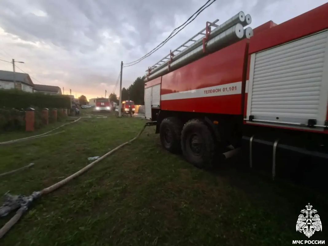 Пожар в селе Шоршелы: сотрудники МЧС России не дали огню распространиться Пожар в селе Шоршелы: сотрудники МЧС России не дали огню распространиться