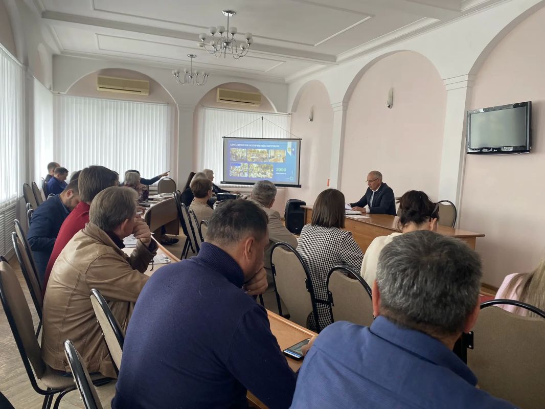 Провел еженедельную планёрку с руководителями структурных подразделений Провел еженедельную планёрку с руководителями структурных подразделений