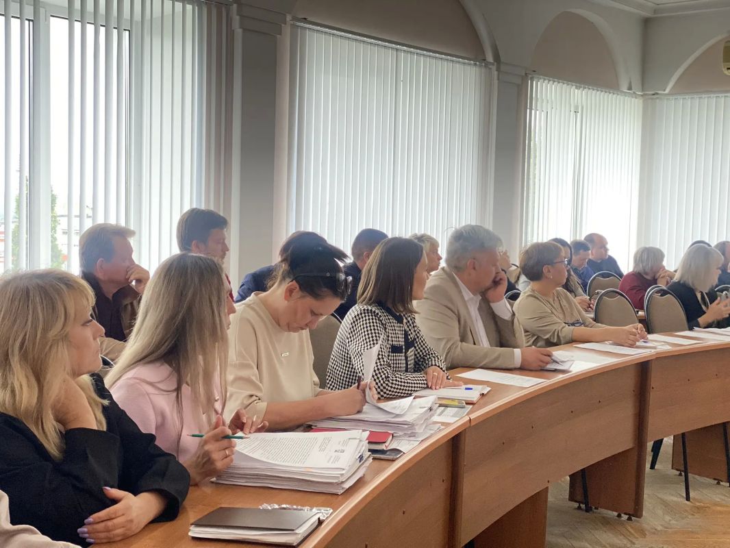 Провел еженедельную планёрку с руководителями структурных подразделений Провел еженедельную планёрку с руководителями структурных подразделений