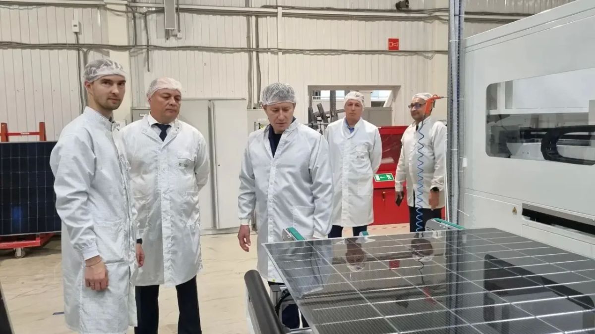 Прокурор Чувашии Эдуард Гиматов посетил крупное промышленное предприятие, специализирующееся на производстве солнечных батарей, расположенное в г.Новочебоксарске Прокурор Чувашии Эдуард Гиматов посетил крупное промышленное предприятие, специализирующееся на производстве солнечных батарей, расположенное в г.Новочебоксарске