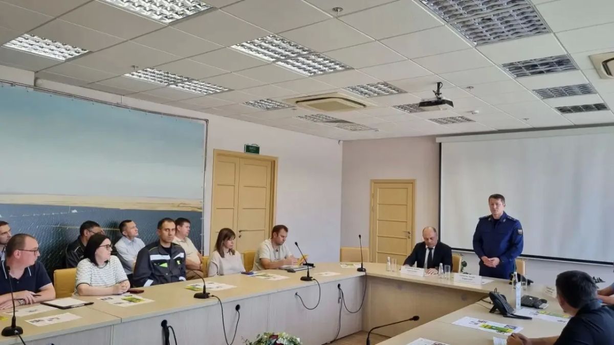 Прокурор Чувашии Эдуард Гиматов посетил крупное промышленное предприятие, специализирующееся на производстве солнечных батарей, расположенное в г.Новочебоксарске Прокурор Чувашии Эдуард Гиматов посетил крупное промышленное предприятие, специализирующееся на производстве солнечных батарей, расположенное в г.Новочебоксарске