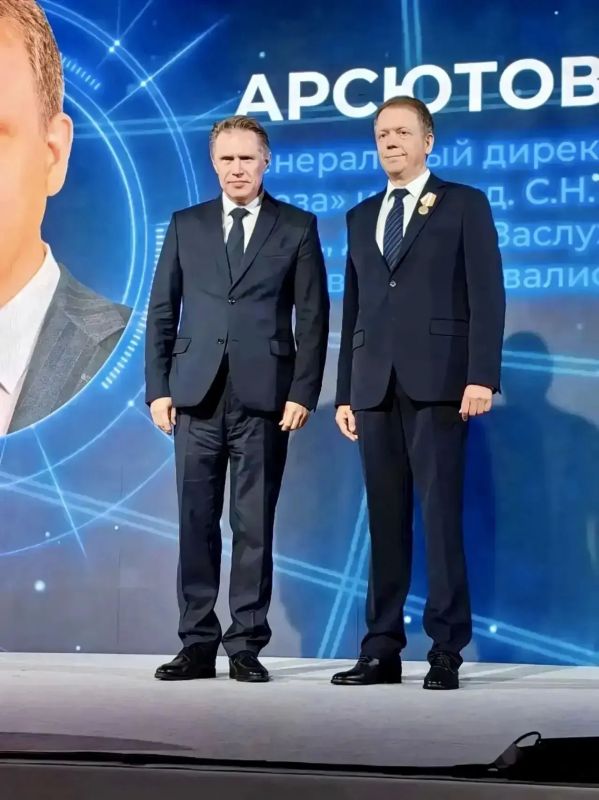 Коллектив Чебоксарского филиала МНТК "Микрохирургия глаза" им. акад. С.Н. Федорова" и его генеральный директор, депутат Госсовета Чувашии от фракции "Единая Россия" Дмитрий Арсютов получили Орден Пирогова Коллектив Чебоксарского филиала МНТК "Микрохирургия глаза" им. акад. С.Н. Федорова" и его генеральный директор, депутат Госсовета Чувашии от фракции "Единая Россия" Дмитрий Арсютов получили Орден Пирогова