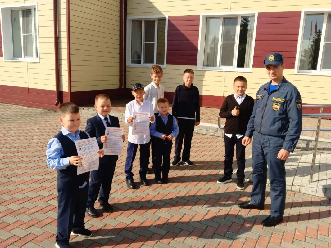 Огонь не игрушка: детям и взрослым напомнили правила пожарной безопасности Огонь не игрушка: детям и взрослым напомнили правила пожарной безопасности