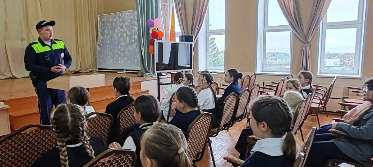 Тишину школьных коридоров сменил звонок, а вместе с ним пришла и тревожная статистика, которую ежедневно пытаются переломить сотрудники Госавтоинспекции Чувашии Тишину школьных коридоров сменил звонок, а вместе с ним пришла и тревожная статистика, которую ежедневно пытаются переломить сотрудники Госавтоинспекции Чувашии