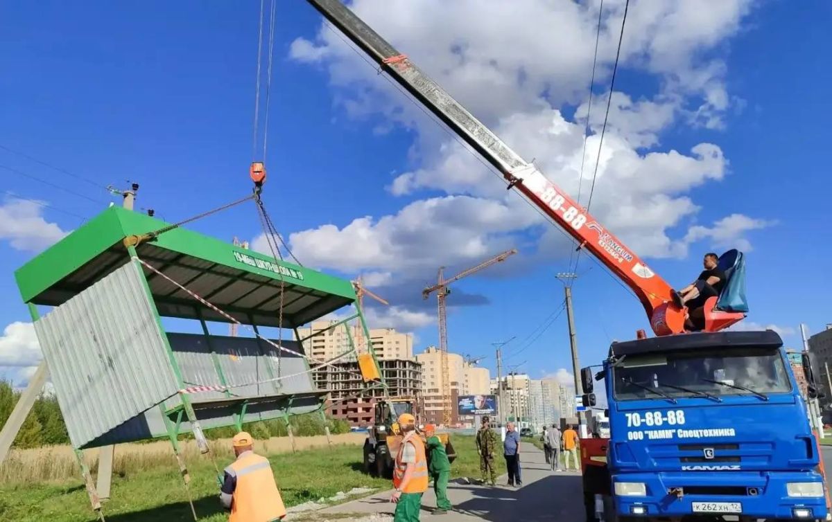 В Новочебоксарске в рамках комплексного ремонта улицы Советской началась замена остановочных павильонов В Новочебоксарске в рамках комплексного ремонта улицы Советской началась замена остановочных павильонов