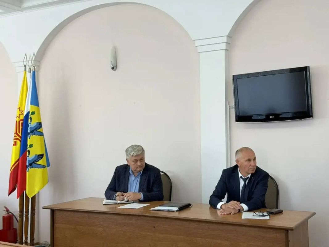 Провел совещание с представителями управляющих компаний Провел совещание с представителями управляющих компаний