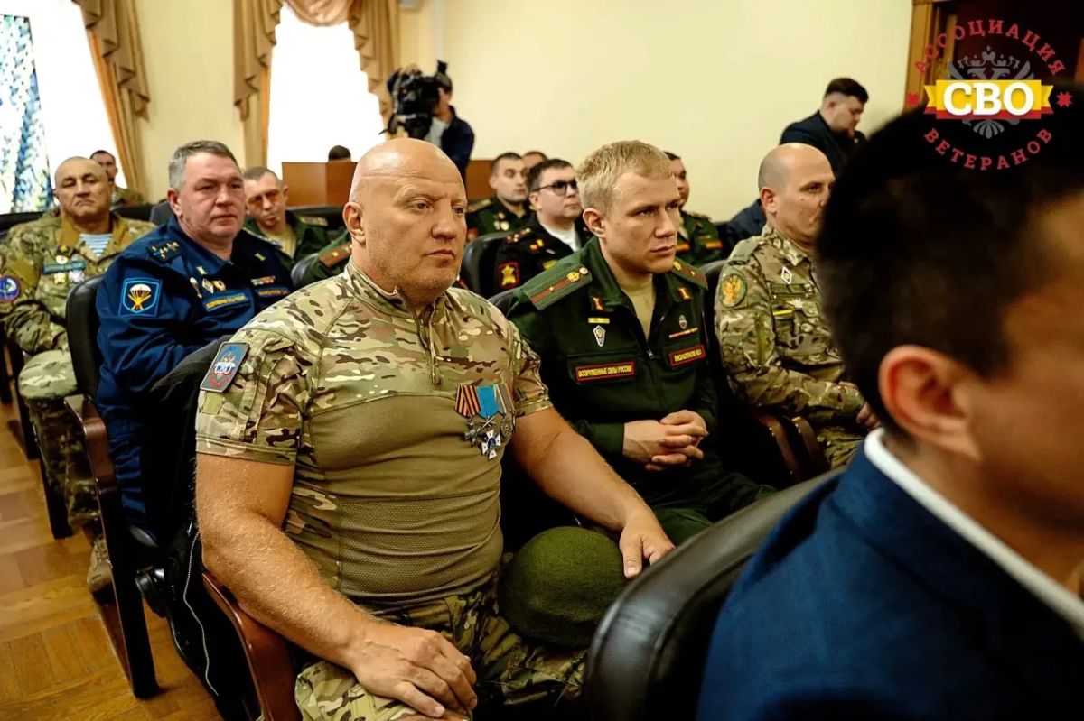 Станислав Трофимов: Боевое братство Чувашии. В Чувашском национальном музее помощник Главы Чуваши Артемий Репкин и руководитель Чувашской региональной общественной организации «Ассоциации ветеранов специальной военной... Станислав Трофимов: Боевое братство Чувашии. В Чувашском национальном музее помощник Главы Чуваши Артемий Репкин и руководитель Чувашской региональной общественной организации «Ассоциации ветеранов специальной военной...