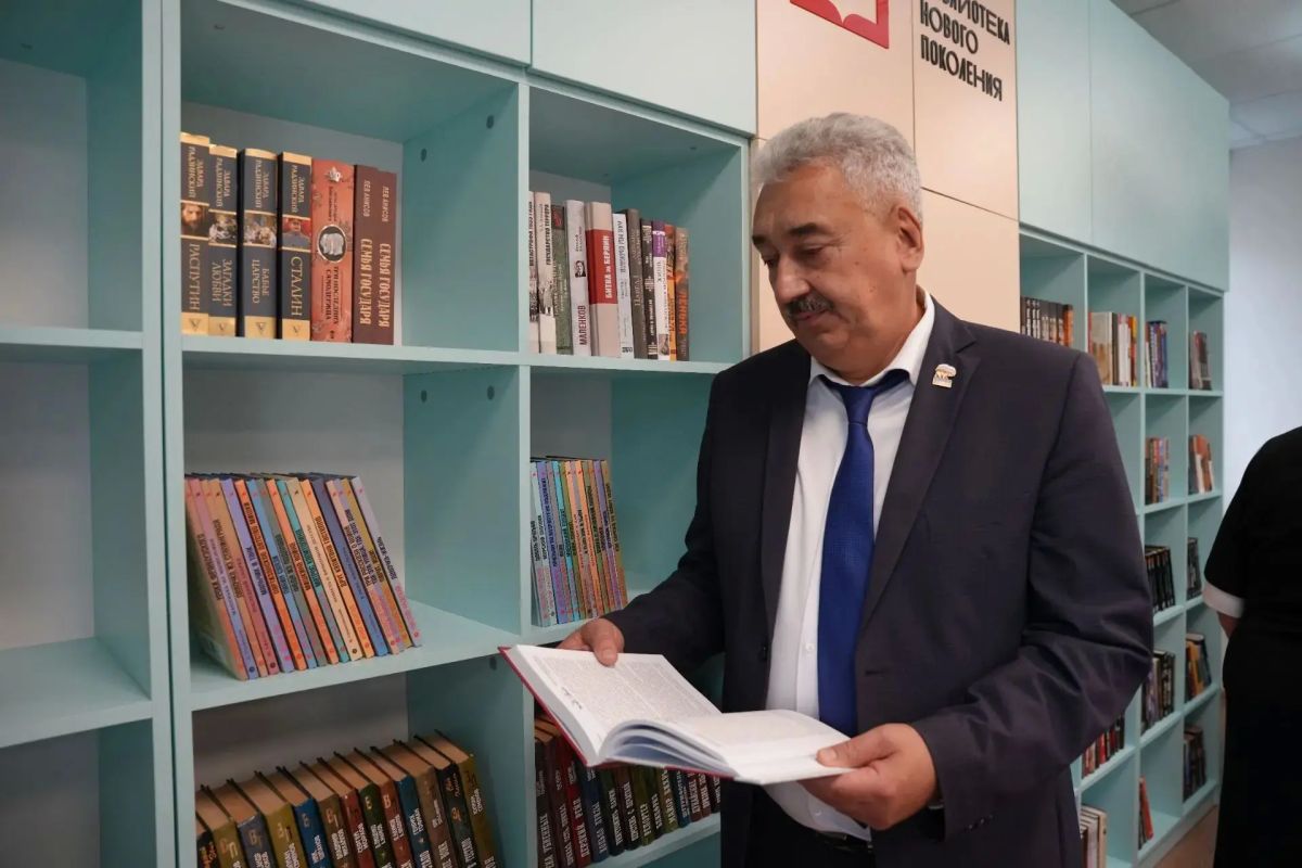 Леонид Черкесов: В Алатыре открылась библиотека творческого чтения «На бугре» Леонид Черкесов: В Алатыре открылась библиотека творческого чтения «На бугре»