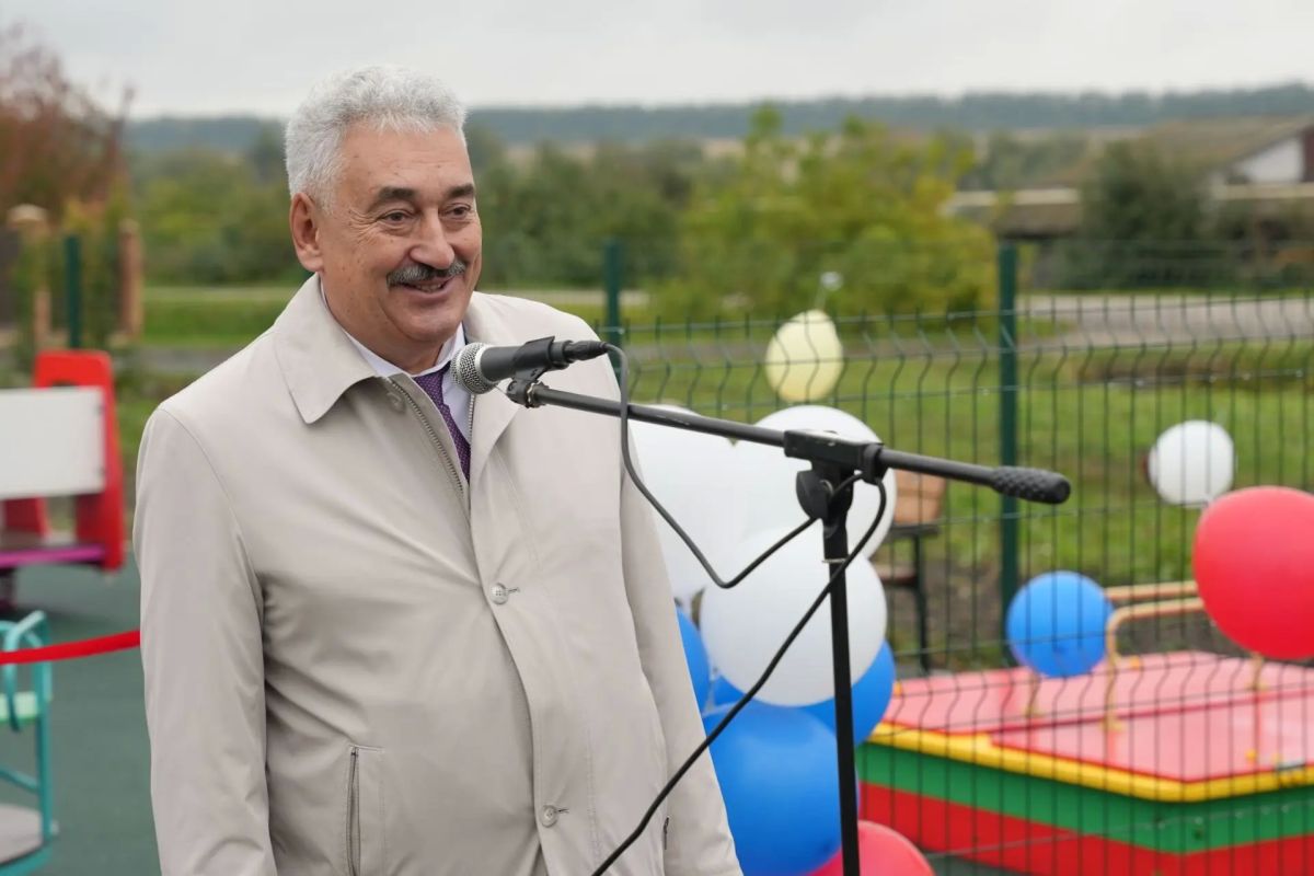 Леонид Черкесов: Новая детская площадка отныне будет радовать юных жителей и гостей села Рындино Порецкого округа Леонид Черкесов: Новая детская площадка отныне будет радовать юных жителей и гостей села Рындино Порецкого округа