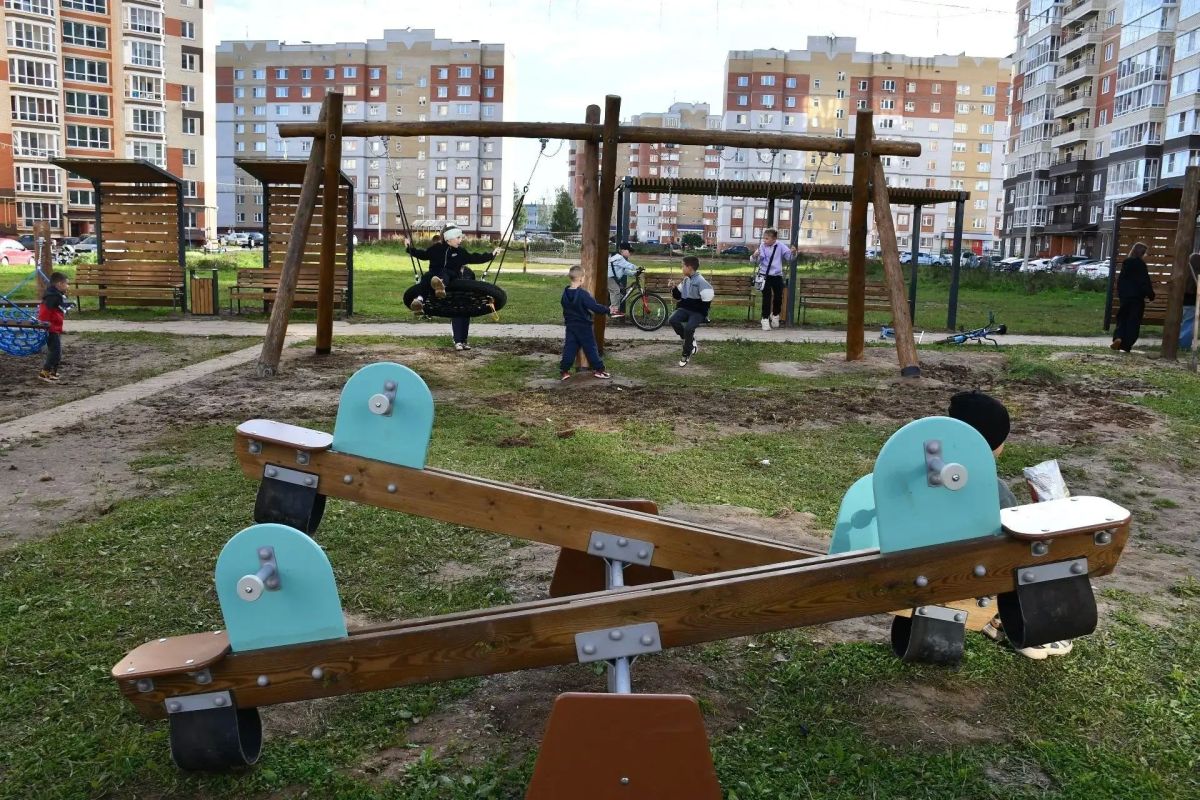 Двор на Строителей, 23/2 в Новочебоксарске теперь не узнать! Еще недавно там было пусто, а сегодня — настоящий центр притяжения для ребят Двор на Строителей, 23/2 в Новочебоксарске теперь не узнать! Еще недавно там было пусто, а сегодня — настоящий центр притяжения для ребят
