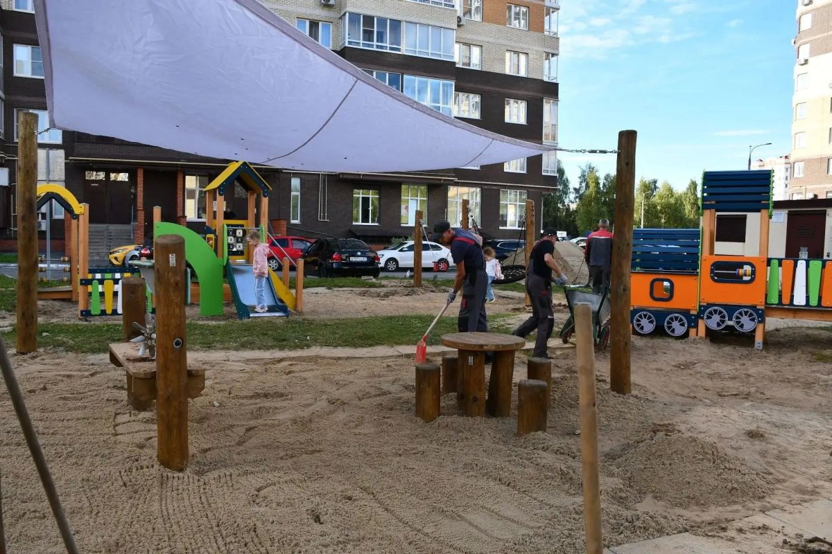 Двор на Строителей, 23/2 в Новочебоксарске теперь не узнать! Еще недавно там было пусто, а сегодня — настоящий центр притяжения для ребят Двор на Строителей, 23/2 в Новочебоксарске теперь не узнать! Еще недавно там было пусто, а сегодня — настоящий центр притяжения для ребят