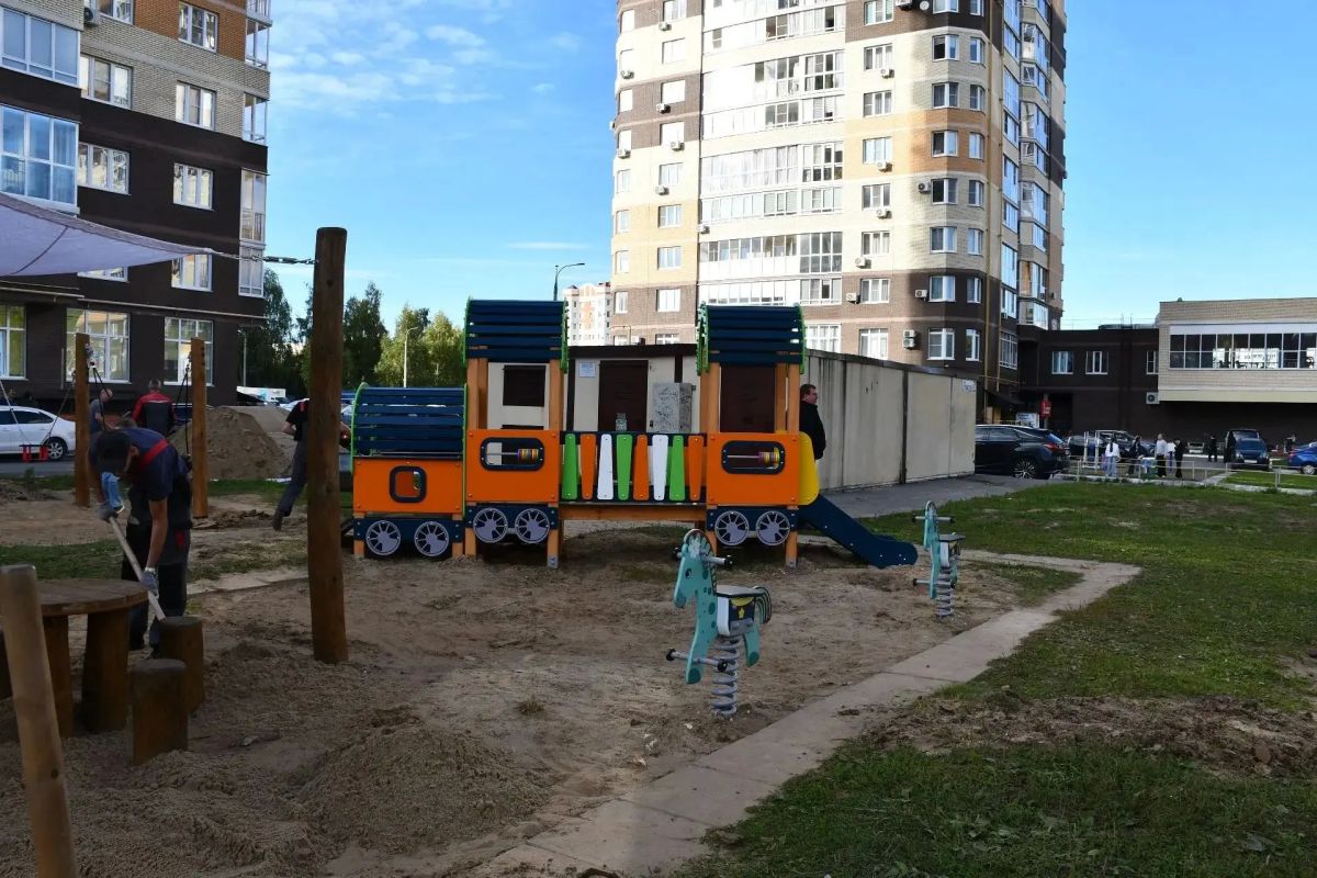Двор на Строителей, 23/2 в Новочебоксарске теперь не узнать! Еще недавно там было пусто, а сегодня — настоящий центр притяжения для ребят Двор на Строителей, 23/2 в Новочебоксарске теперь не узнать! Еще недавно там было пусто, а сегодня — настоящий центр притяжения для ребят
