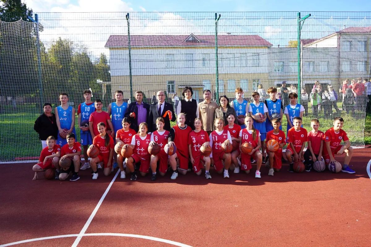 В Мариинском Посаде торжественно открыли новую спортивную площадку гимназии № 1 В Мариинском Посаде торжественно открыли новую спортивную площадку гимназии № 1