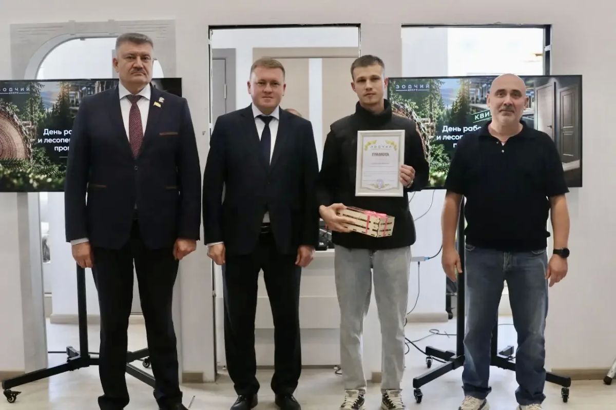 «Ваш труд — это настоящее призвание»: Владимир Михайлов поздравил работников лесного хозяйства «Ваш труд — это настоящее призвание»: Владимир Михайлов поздравил работников лесного хозяйства