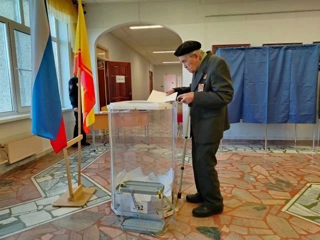 В Чебоксарах проголосовал 100-летний ветеран и почётный гражданин Чувашии В Чебоксарах проголосовал 100-летний ветеран и почётный гражданин Чувашии