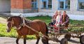 В селе Ямашево Канашского округа колоритную ноту добавил приезд на избирательный участок артистов фольклорного ансамбля на конной телеге