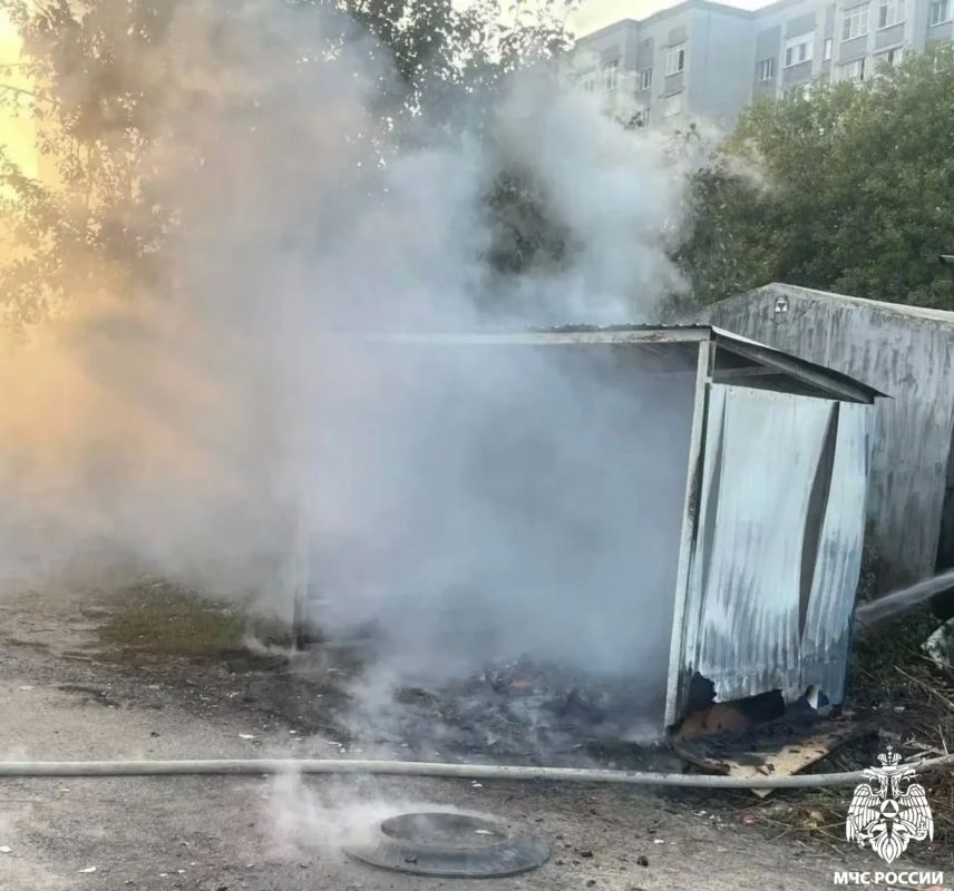 За минувшие сутки сотрудники МЧС России потушили 4 пожара: За минувшие сутки сотрудники МЧС России потушили 4 пожара: