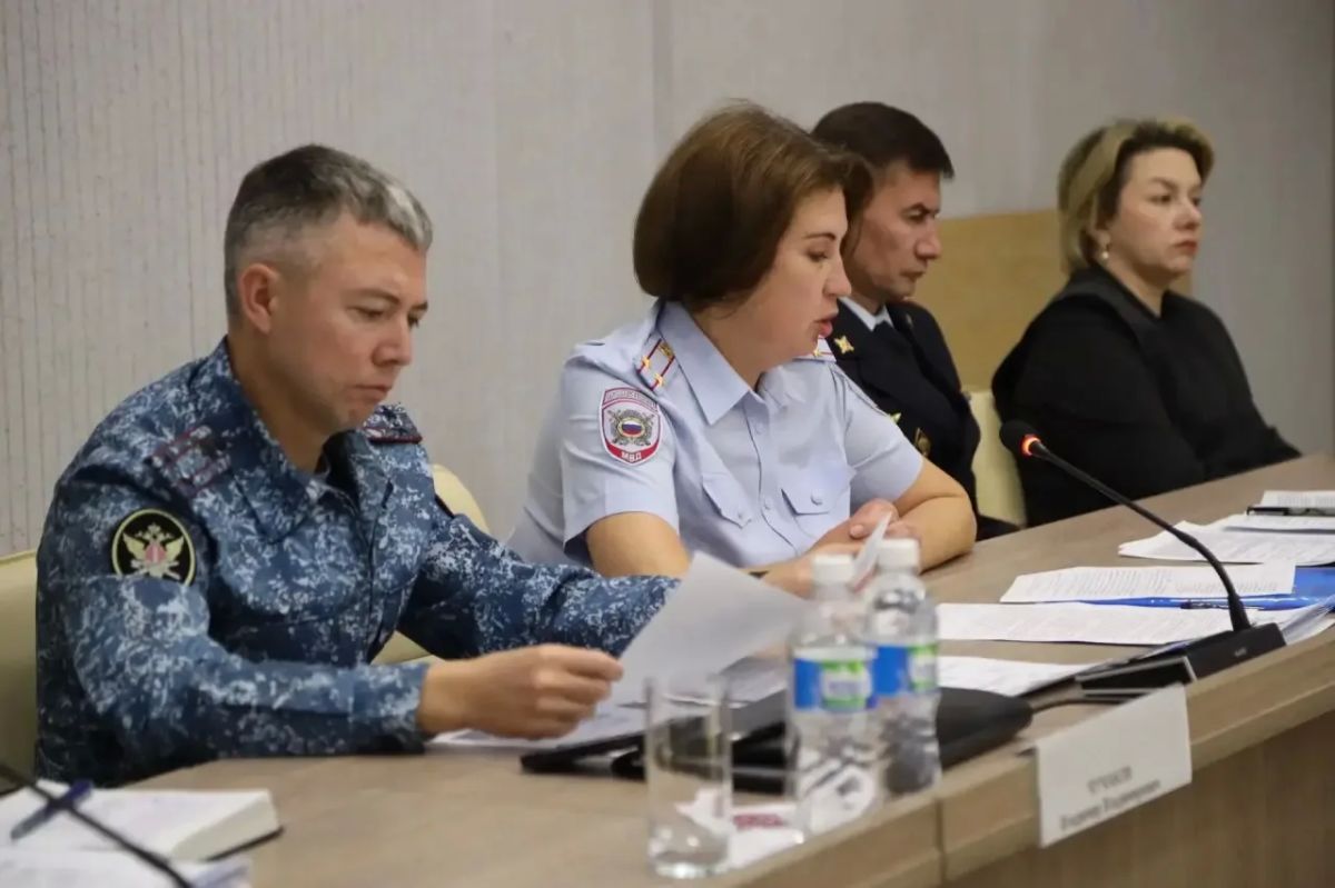 Министр образования Чувашии Дмитрий Захаров совместно с вице-премьером Владимиром Степановым провели заседание правительственной комиссии по делам несовершеннолетних Министр образования Чувашии Дмитрий Захаров совместно с вице-премьером Владимиром Степановым провели заседание правительственной комиссии по делам несовершеннолетних