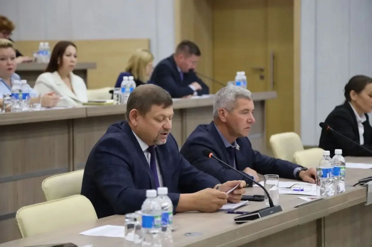 Министр образования Чувашии Дмитрий Захаров совместно с вице-премьером Владимиром Степановым провели заседание правительственной комиссии по делам несовершеннолетних Министр образования Чувашии Дмитрий Захаров совместно с вице-премьером Владимиром Степановым провели заседание правительственной комиссии по делам несовершеннолетних