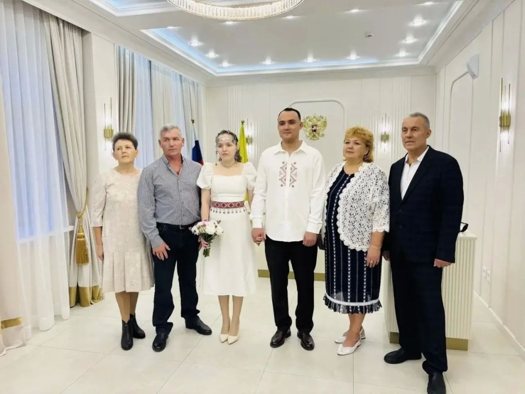 Традиции живы: пара из Ленинского района связала себя узами брака в стилизованных чувашских нарядах Традиции живы: пара из Ленинского района связала себя узами брака в стилизованных чувашских нарядах