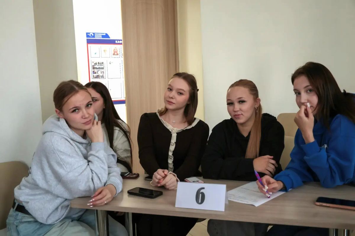 В Чебоксарах полицейские и общественники организовали для студентов интеллектуальное соревнование в рамках акции «Сообщи, где торгуют смертью» В Чебоксарах полицейские и общественники организовали для студентов интеллектуальное соревнование в рамках акции «Сообщи, где торгуют смертью»