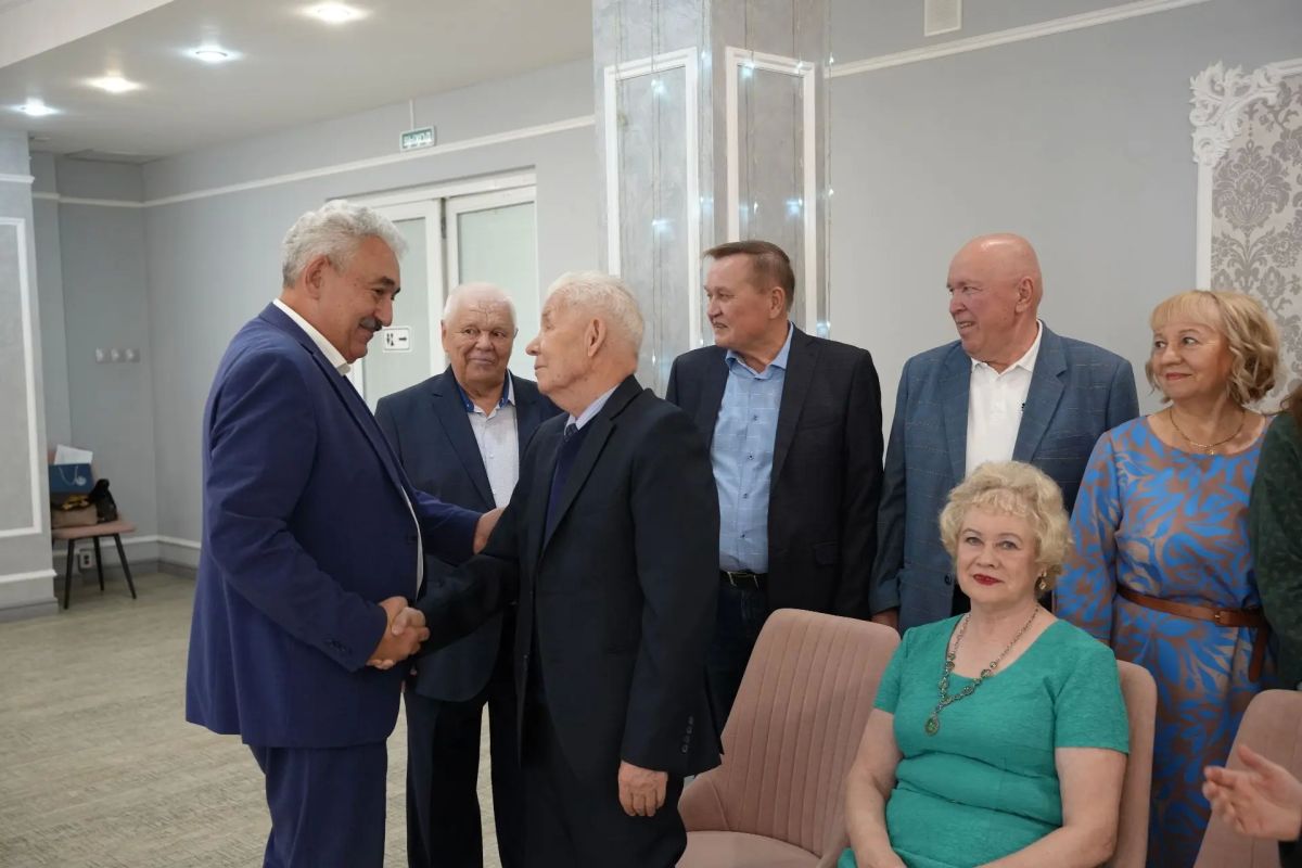 Леонид Черкесов: В преддверии Международного дня пожилых людей чествовали ветеранов Государственного Совета республики Леонид Черкесов: В преддверии Международного дня пожилых людей чествовали ветеранов Государственного Совета республики