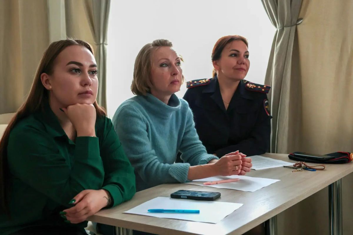 В Чебоксарах полицейские и общественники организовали для студентов интеллектуальное соревнование в рамках акции «Сообщи, где торгуют смертью» В Чебоксарах полицейские и общественники организовали для студентов интеллектуальное соревнование в рамках акции «Сообщи, где торгуют смертью»