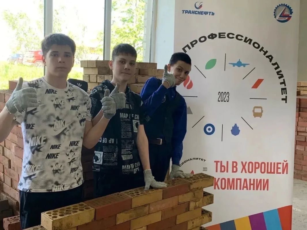 Дмитрий Захаров:. Дорогие студенты, педагоги и мастера производственного обучения! Поздравляю вас с Днём среднего профессионального образования! Система СПО сегодня - это один из ключевых ресурсов развития республики Дмитрий Захаров:. Дорогие студенты, педагоги и мастера производственного обучения! Поздравляю вас с Днём среднего профессионального образования! Система СПО сегодня - это один из ключевых ресурсов развития республики