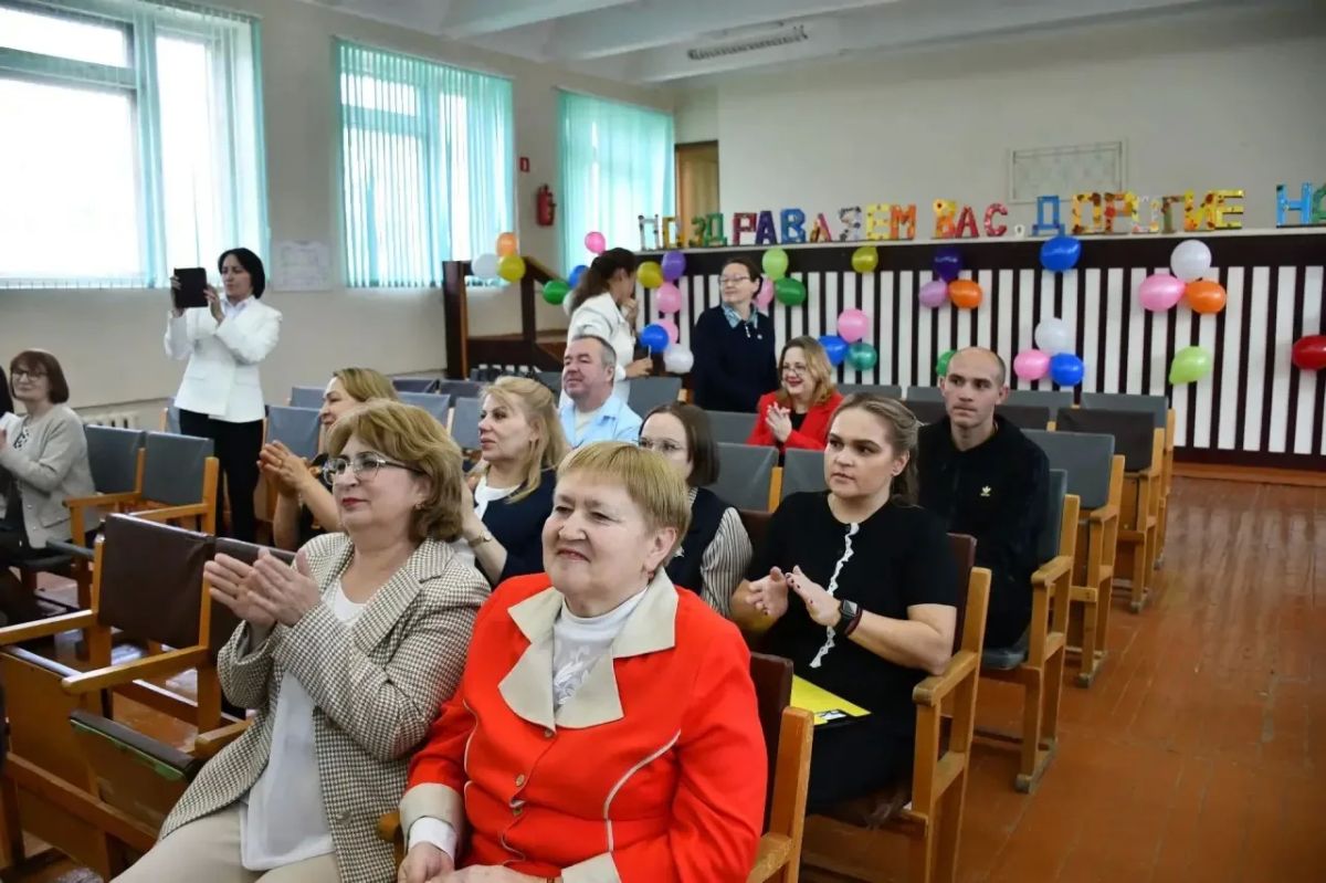 В преддверии одного из самых добрых праздников — Дня учителя — побывал в гостях у педагогов новочебоксарской школы №8 В преддверии одного из самых добрых праздников — Дня учителя — побывал в гостях у педагогов новочебоксарской школы №8