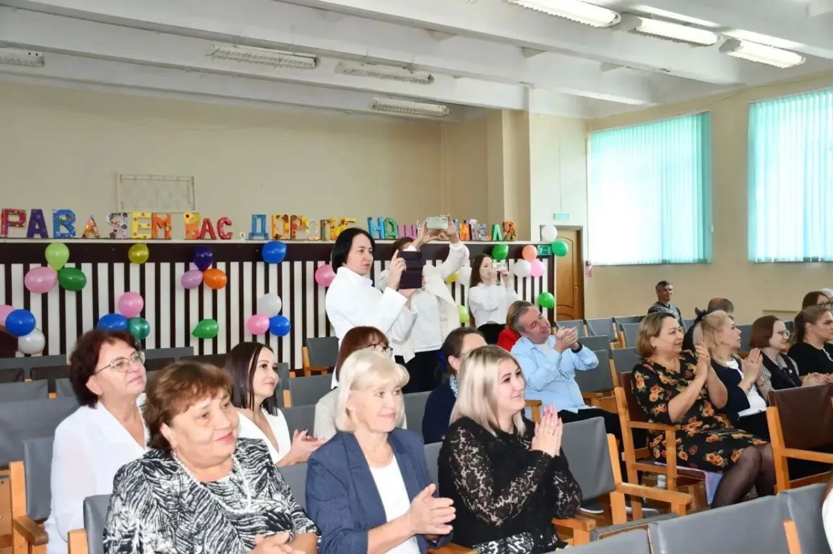 В преддверии одного из самых добрых праздников — Дня учителя — побывал в гостях у педагогов новочебоксарской школы №8 В преддверии одного из самых добрых праздников — Дня учителя — побывал в гостях у педагогов новочебоксарской школы №8