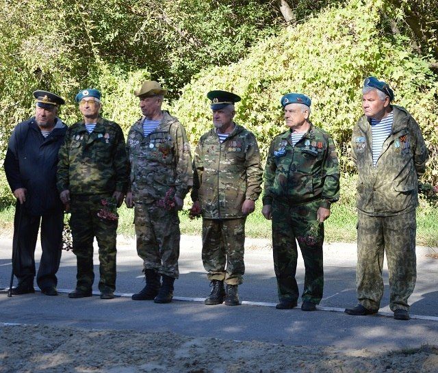 В Чувашии ветераны и полицейские увековечили память о погибшем на службе милиционере Николае Яковлеве, установив памятный знак неподалеку от места его гибели В Чувашии ветераны и полицейские увековечили память о погибшем на службе милиционере Николае Яковлеве, установив памятный знак неподалеку от места его гибели