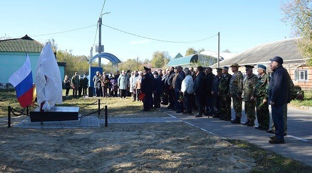 В Чувашии ветераны и полицейские увековечили память о погибшем на службе милиционере Николае Яковлеве, установив памятный знак неподалеку от места его гибели В Чувашии ветераны и полицейские увековечили память о погибшем на службе милиционере Николае Яковлеве, установив памятный знак неподалеку от места его гибели