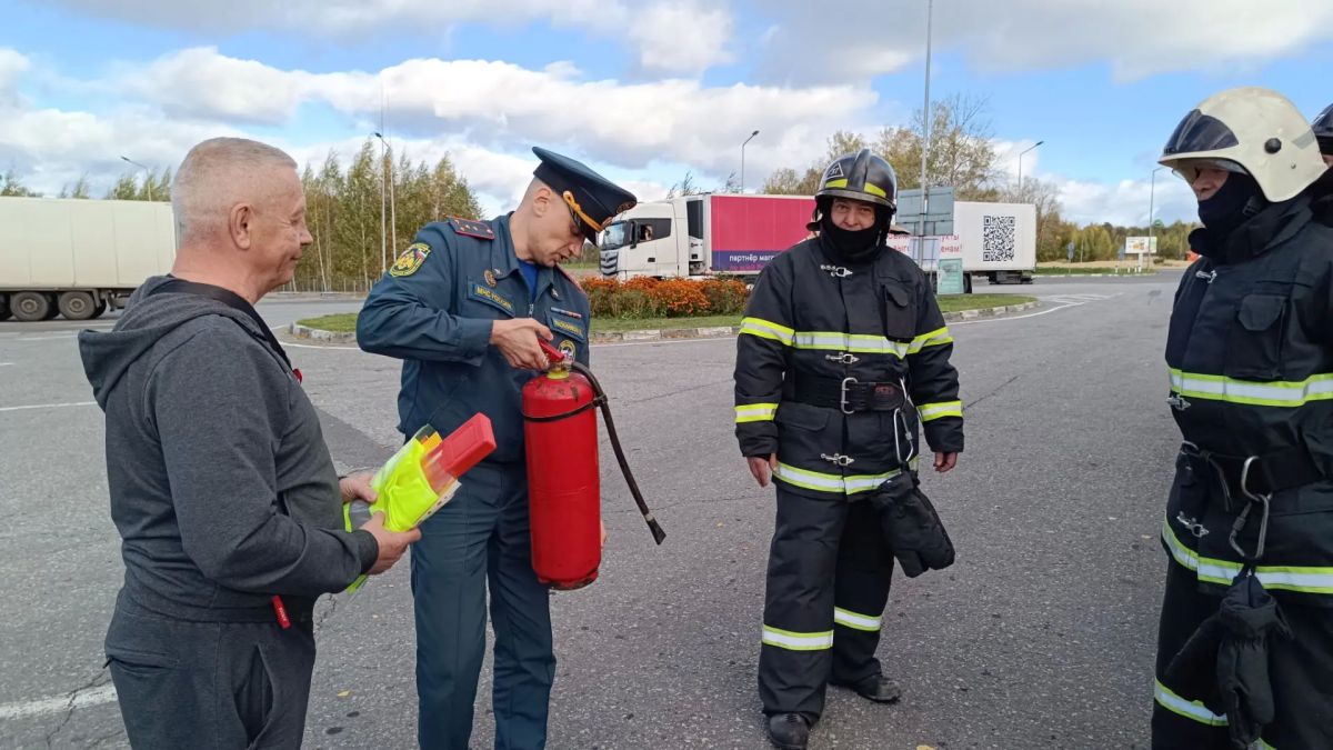 На трассе М-7 сотрудники Госавтоинспекции Чувашии напомнили водителям о рисках, связанных с управлением автотранспортом на дальние расстояния и в состоянии утомления На трассе М-7 сотрудники Госавтоинспекции Чувашии напомнили водителям о рисках, связанных с управлением автотранспортом на дальние расстояния и в состоянии утомления