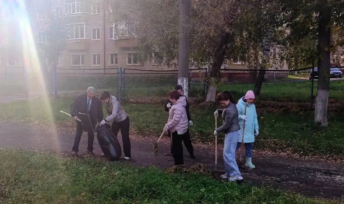 Сотрудники Новочебоксарского Центра мониторинга образования дружно вышли на осенний субботник, поддержав Всероссийскую экологическую акцию Сотрудники Новочебоксарского Центра мониторинга образования дружно вышли на осенний субботник, поддержав Всероссийскую экологическую акцию