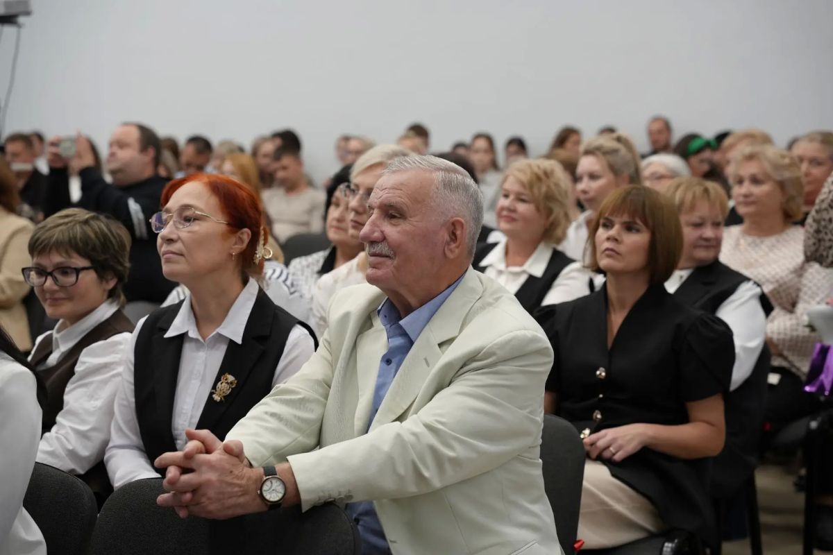 Леонид Черкесов: Средней общеобразовательной школе № 3 города Шумерля — 90 лет Леонид Черкесов: Средней общеобразовательной школе № 3 города Шумерля — 90 лет