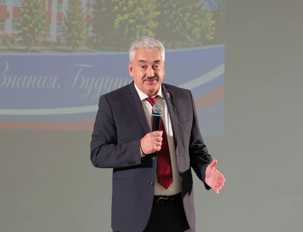 Леонид Черкесов: Средней общеобразовательной школе № 3 города Шумерля — 90 лет Леонид Черкесов: Средней общеобразовательной школе № 3 города Шумерля — 90 лет