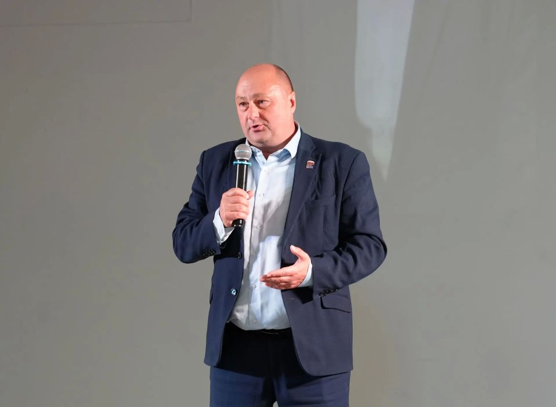Леонид Черкесов: Средней общеобразовательной школе № 3 города Шумерля — 90 лет Леонид Черкесов: Средней общеобразовательной школе № 3 города Шумерля — 90 лет