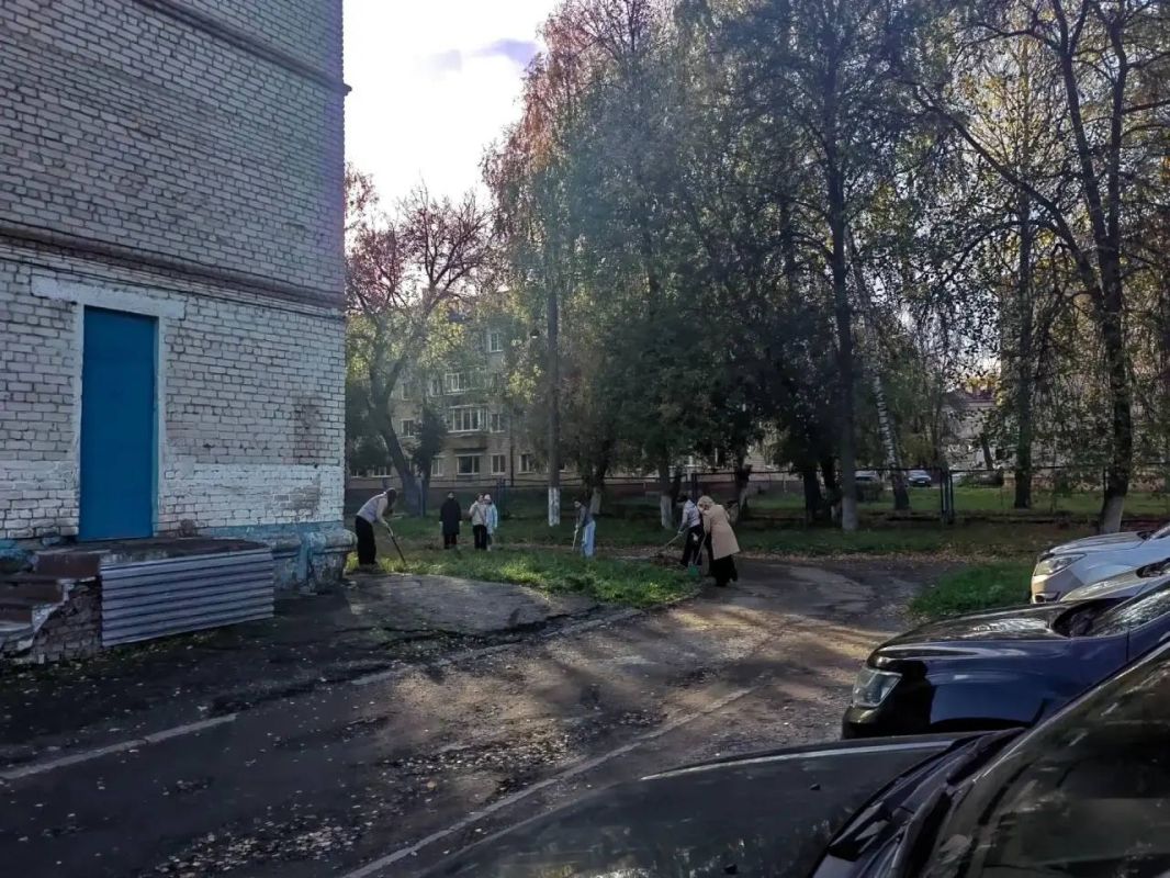 Сотрудники Новочебоксарского Центра мониторинга образования дружно вышли на осенний субботник, поддержав Всероссийскую экологическую акцию Сотрудники Новочебоксарского Центра мониторинга образования дружно вышли на осенний субботник, поддержав Всероссийскую экологическую акцию