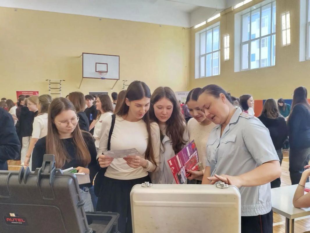 В Чувашии полицейские приняли участие в Ярмарке вакансий в одном из вузов республики В Чувашии полицейские приняли участие в Ярмарке вакансий в одном из вузов республики